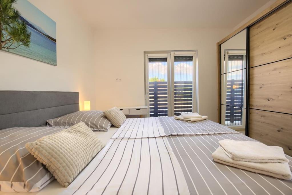 Apartment Sunrise Fuer 6 Personen In Pula-Stinjan Екстериор снимка